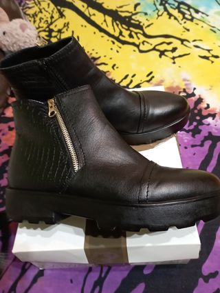 Botines moteros mujer T 39 de segunda mano por 10 EUR en Parla en WALLAPOP