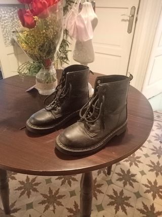 Botas militares estilo Dr. Martens de segunda mano por 10 EUR en A Coruña  en WALLAPOP