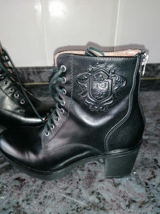 Botin negro de piel tobillero con tacon de segunda mano por 20 EUR en La  Peña en WALLAPOP