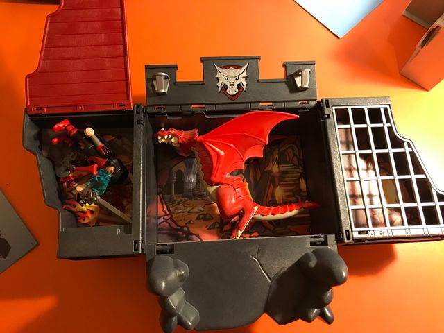 Caja con dragón y caballero de Playmobil