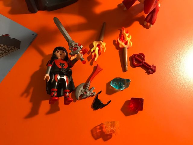 Caja con dragón y caballero de Playmobil