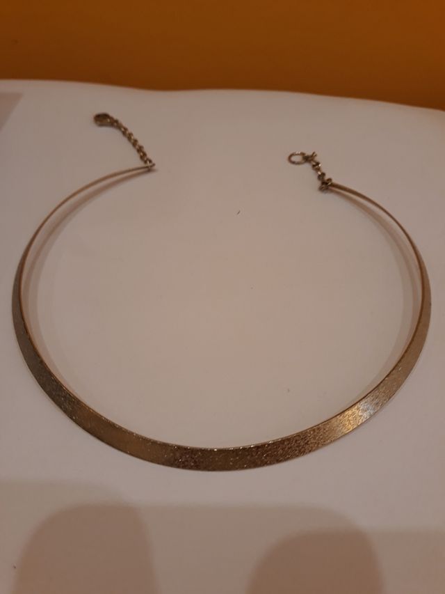 Colgante rígido de color dorado