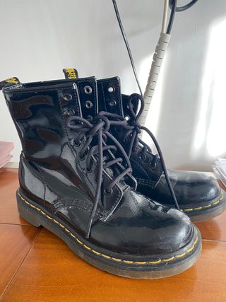 Botas Martens charol de segunda mano en WALLAPOP