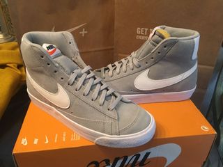 Zapatillas Nike Blazer Mid 77 Suede gris de segunda mano por 70 EUR en  Alicante en WALLAPOP