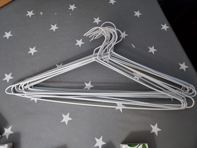 lote de perchas de madera con pinza y metálicas