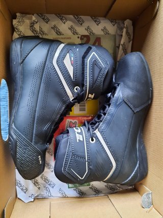 Botines de moto TCX de segunda mano por 100 EUR en Mañufe en WALLAPOP