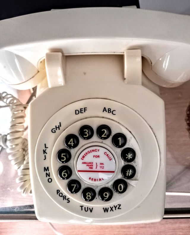 teléfono vintage, fijo y decoración (costó 70)