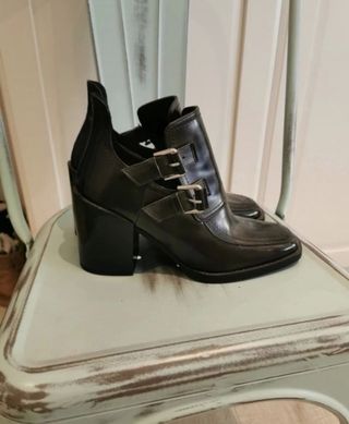 Botines de Zara con tacón nuevos de segunda mano por 16 EUR en Vigo en  WALLAPOP