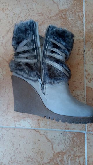 Botín cuña con pelo Marypaz de segunda mano por 29 EUR en Fuenlabrada en  WALLAPOP