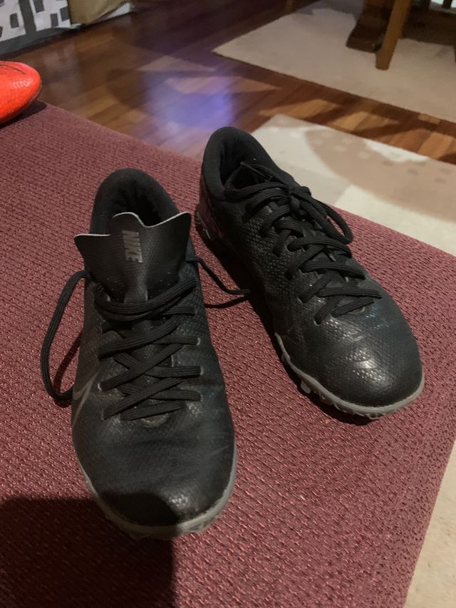 Tenis fútbol nike talla 32