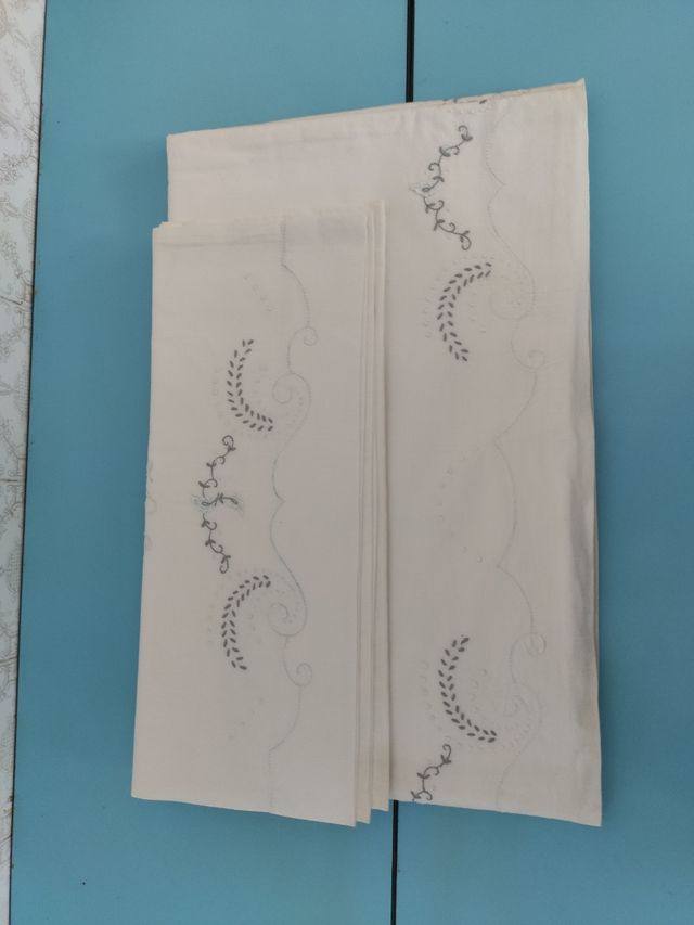 Juego de sábanas bordadas.