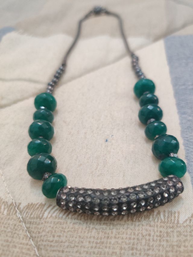 Collar verde con broche de imán.