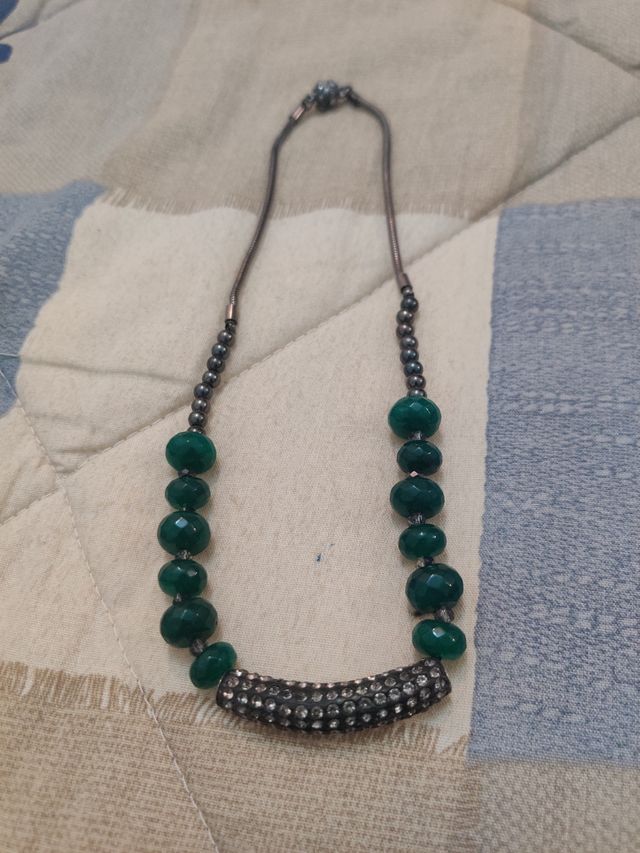 Collar verde con broche de imán.