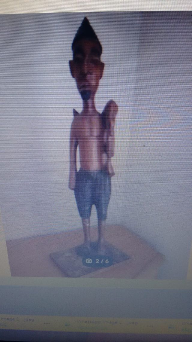 FIGURA MADERA ANTIGUA URGE MUDANZA