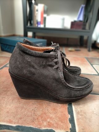 Botines serraje marrón Pedro Miralles de segunda mano por 18 EUR en Madrid  en WALLAPOP