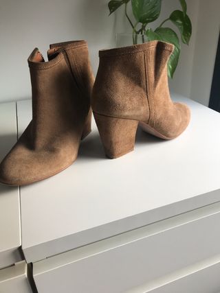Botines serraje marrones ZARA de segunda mano por 12 EUR en Madrid en  WALLAPOP