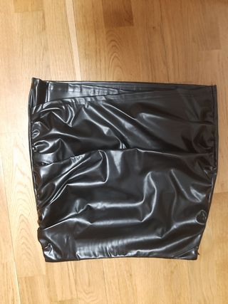 Falda efecto piel SHEIN de segunda mano por 5 EUR en Zaragoza en WALLAPOP