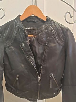 Chaqueta torera azul cuero TS de segunda mano por 30 EUR en Castro-Urdiales  en WALLAPOP