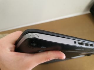 Laptop pronto all'uso con dock, custodia e altro ancora.