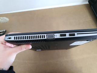 Laptop pronto all'uso con dock, custodia e altro ancora.