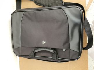 Laptop pronto all'uso con dock, custodia e altro ancora.