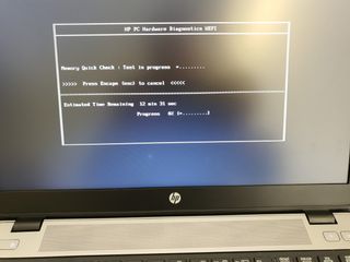 Laptop pronto all'uso con dock, custodia e altro ancora.