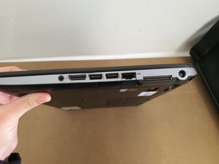 Laptop pronto all'uso con dock, custodia e altro ancora.