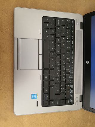 Laptop pronto all'uso con dock, custodia e altro ancora.
