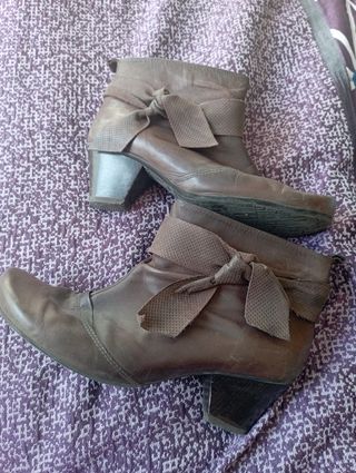 Botines Hispanitas marrones talla 39-40 de segunda mano por 10 EUR en  Valencia en WALLAPOP