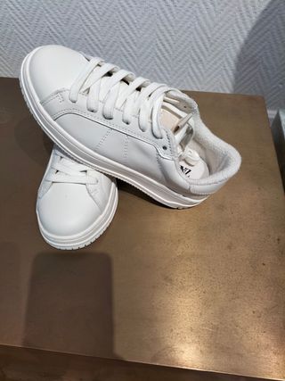 Zapatillas blancas piel nuevas niña 34 de segunda mano por 19,9 EUR en  Bilbao en WALLAPOP