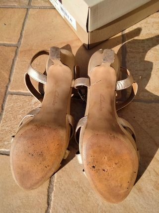 Sandalias de tacón Clarks de segunda mano por 15 EUR en Mortera en WALLAPOP