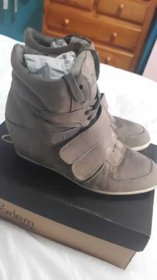 Zapatos,botas con cuña por dentro de segunda mano por 8 EUR en Estepona en  WALLAPOP