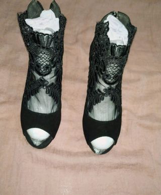 Sandalias abotinadas negras de segunda mano por 26 EUR en Pamplona en  WALLAPOP