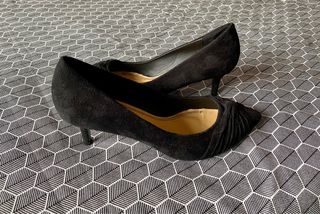 Zapatos salón MaryPaz, ante negro, tacón mini de segunda mano por 10 EUR en  Collado Mediano en WALLAPOP