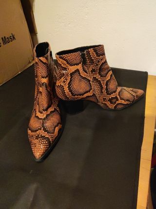 Botines Mango serpiente de segunda mano en WALLAPOP
