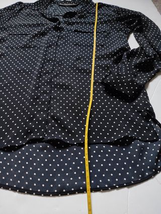 Camisa lunares Zara de segunda mano por 6,9 EUR en Barcelona en WALLAPOP