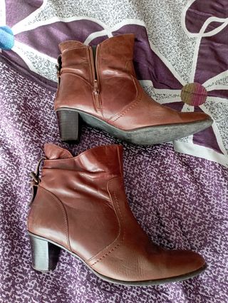 Botines marrones fosco de segunda mano por 12 EUR en Valencia en WALLAPOP