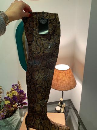 Botas altas pitón - MANGO de segunda mano por 14 EUR en Gijón en WALLAPOP