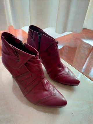 Botines fucsia piel de segunda mano por 35 EUR en Sant Antoni de Portmany  en WALLAPOP