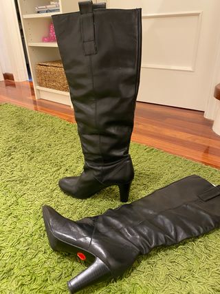 Botas altas tacón Zara de segunda mano por 45 EUR en Puente Arce en WALLAPOP