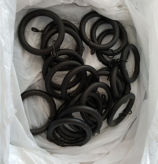 Barra de cortina, soportes, punteras y anillas.