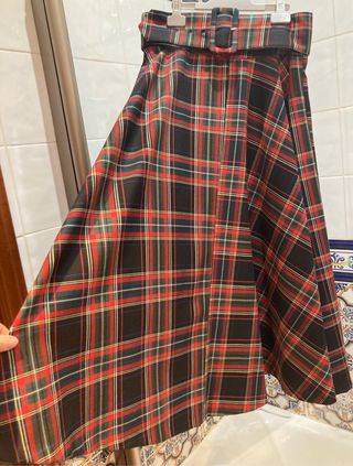 Falda escocesa midi Zara de segunda mano por 12 EUR en Madrid en WALLAPOP