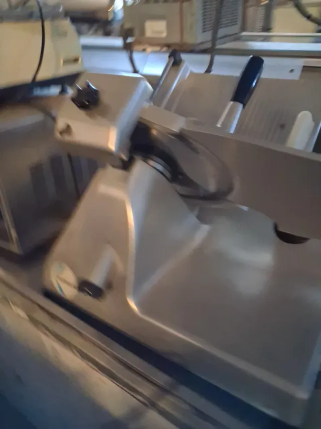 CORTA FIAMBRE MANCONI 300  MONOFASICA