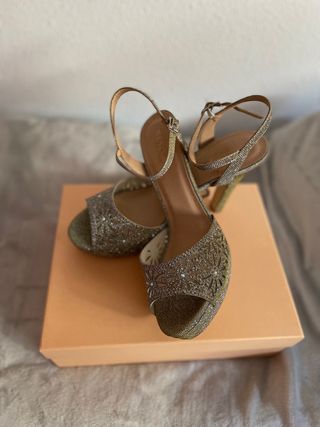 SANDALIA TACÓN FIESTA MENBUR de segunda mano por 29 EUR en Almería en  WALLAPOP