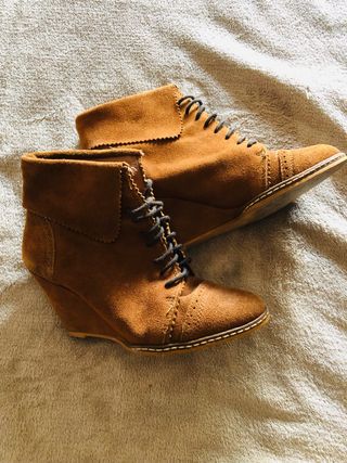 Botines Stradivarius con cuña de segunda mano en WALLAPOP