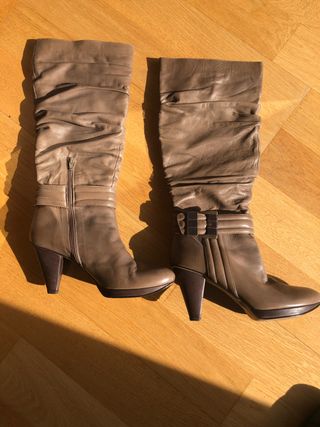 Botas piel mujer tacón 8 cm color de segunda mano por 20 EUR en  Donostia-San Sebastián en WALLAPOP