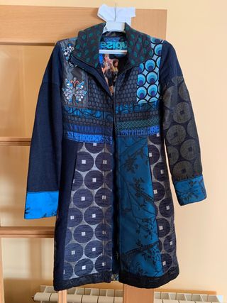 Abrigo de Desigual de segunda mano por 50 EUR en León en WALLAPOP