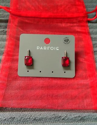 El Black Friday de Parfois ya ha comenzado y estos pendientes color  esmeralda que cuestan menos de 5 euros son lo más top de su página web