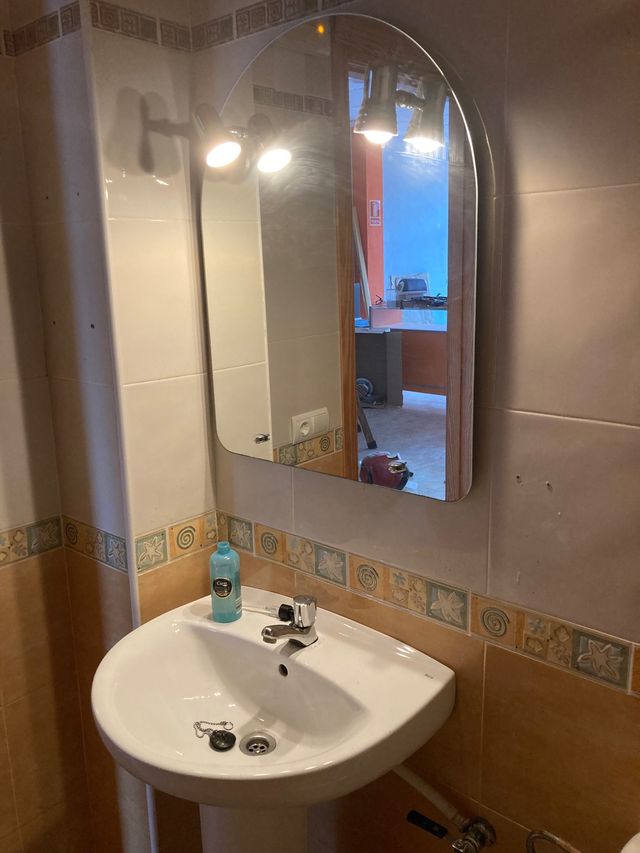 Lavabo con pie i grifo