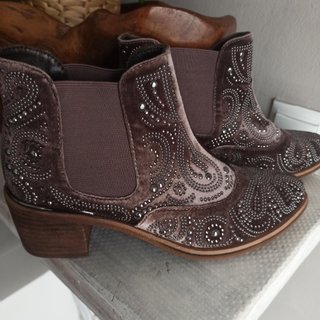 Botines con pedreria Alma en Pena 38 de segunda mano por 40 EUR en  Barcelona en WALLAPOP
